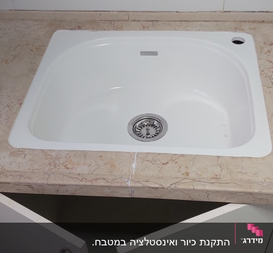 שיש שיש עם כיור לבן במטבח